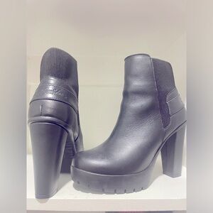 Harley Davidson Brand / Black Leather / Size Down